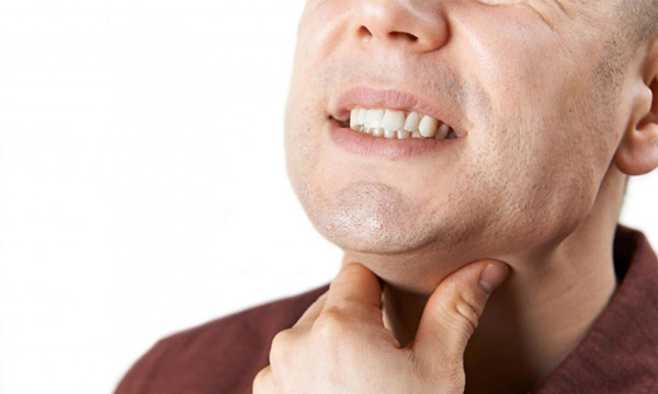 Đau rát họng là triệu chứng chính khi loét họng